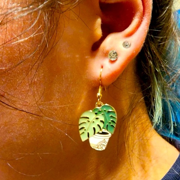 🌿 Plant Lady Beautiful Monstera Leaf Dangle Earrings Green & Gold🌿 - Picture 10 of 10